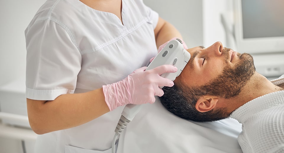 Sergio Quintero, médico estético: «Con la llegada de la primavera las manchas en la piel se hacen más visibles y es el momento clave para actuar»